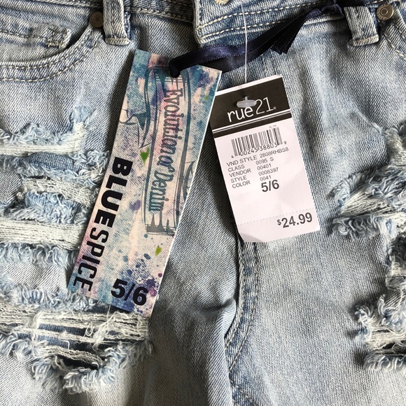 NWT RUE21 distressed jean shorts - Picture 3 of 3
